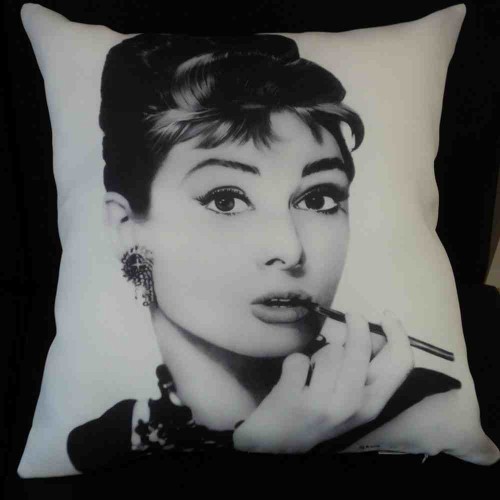 Przejdź do produktu Poszewka na poduszkę z wizerunkiem Audrey Hepburn wym. 43cm x 43cm