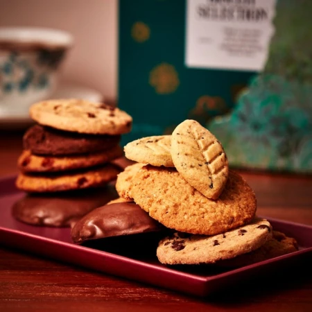 Christmas Biscuit Selection Tin, 650g 3.jpg