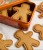 Harrods Lightly Spiced and Perfectly Crisp Gingerbread Men Biscuits Tin 300g 3.jpg