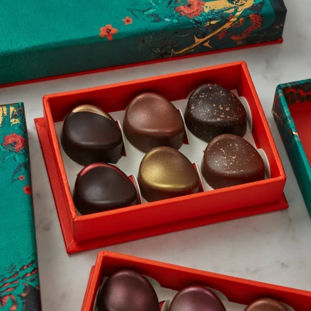 Milk & Dark Chocolate Caramels Selection Box, 54g 2.webp