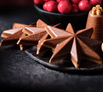 Marks & Spencer Milk Chocolate Star With Pistachio Creme 45g 3.webp