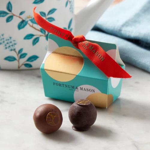 Przejdź do produktu Fortnum & Mason Two Milk & Dark Salted Caramel Truffles Ballotin, 24g