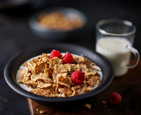 M&S Strawberry & Cherry Special Flakes 500g 2.webp