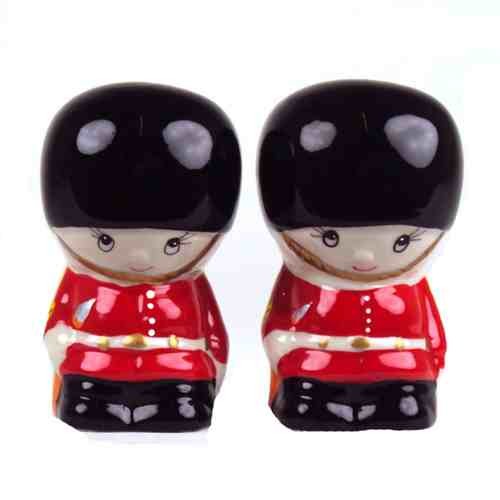 Przejdź do produktu Guardsman Salt and Pepper Cruet Set