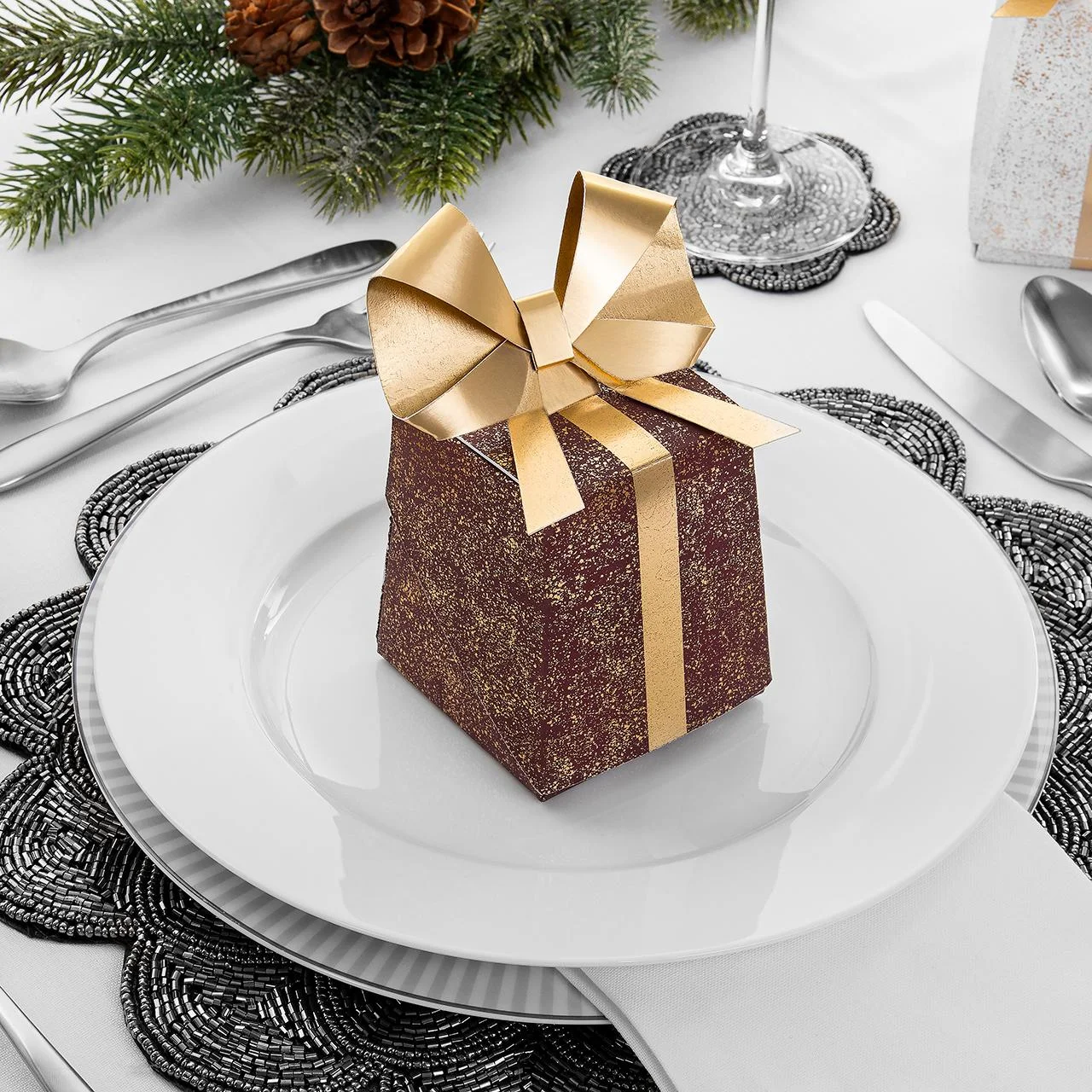 Marks & Spencer 6 Present-Shaped Christmas Crackers 4.webp