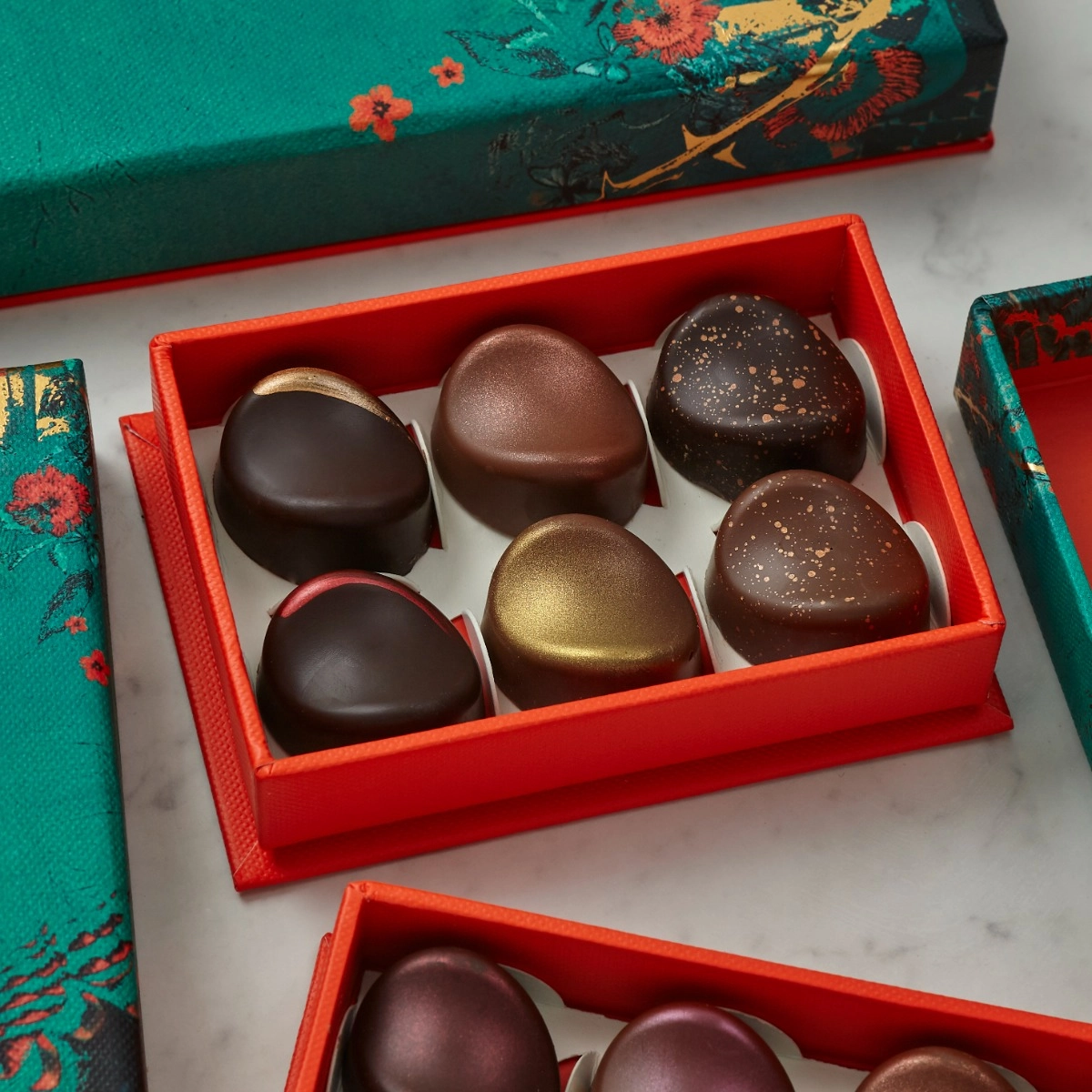 Milk & Dark Chocolate Caramels Selection Box, 54g 2.webp