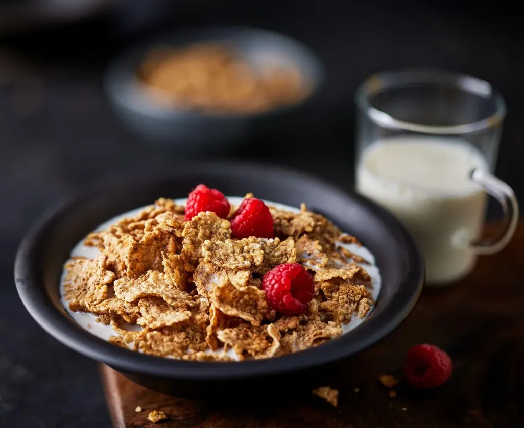 M&S Strawberry & Cherry Special Flakes 500g 2.webp